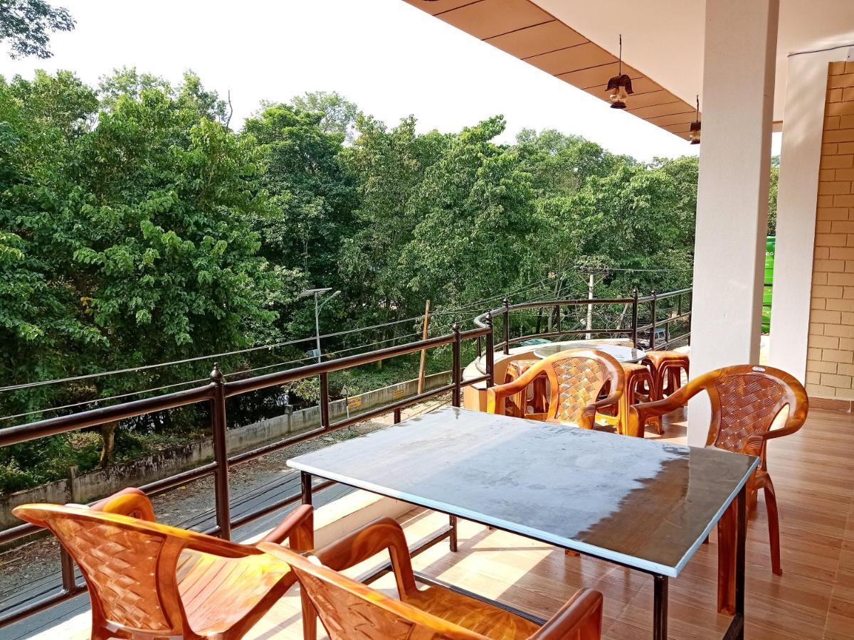 Hotel Rhinoceros-Homestay Sauraha Extérieur photo